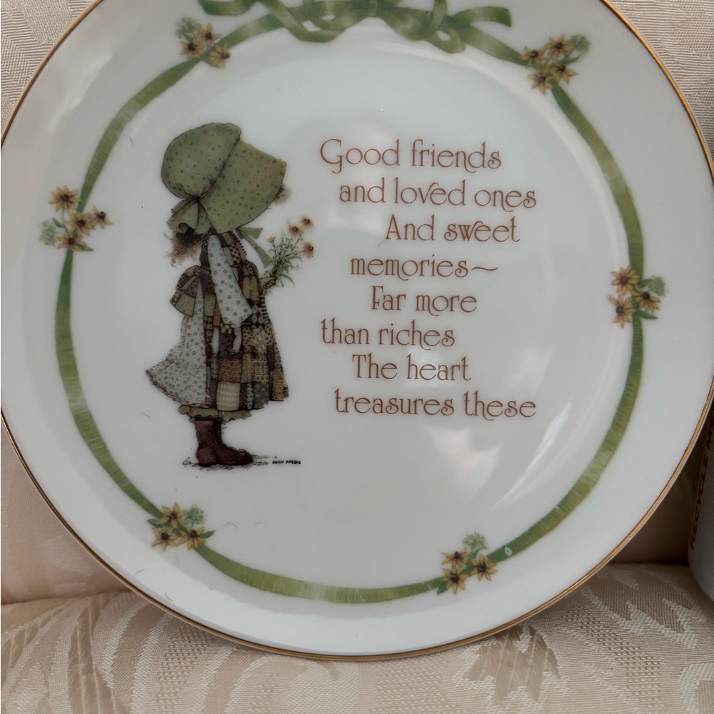 Vintage-Inspired Green and Gold Decorative Plate